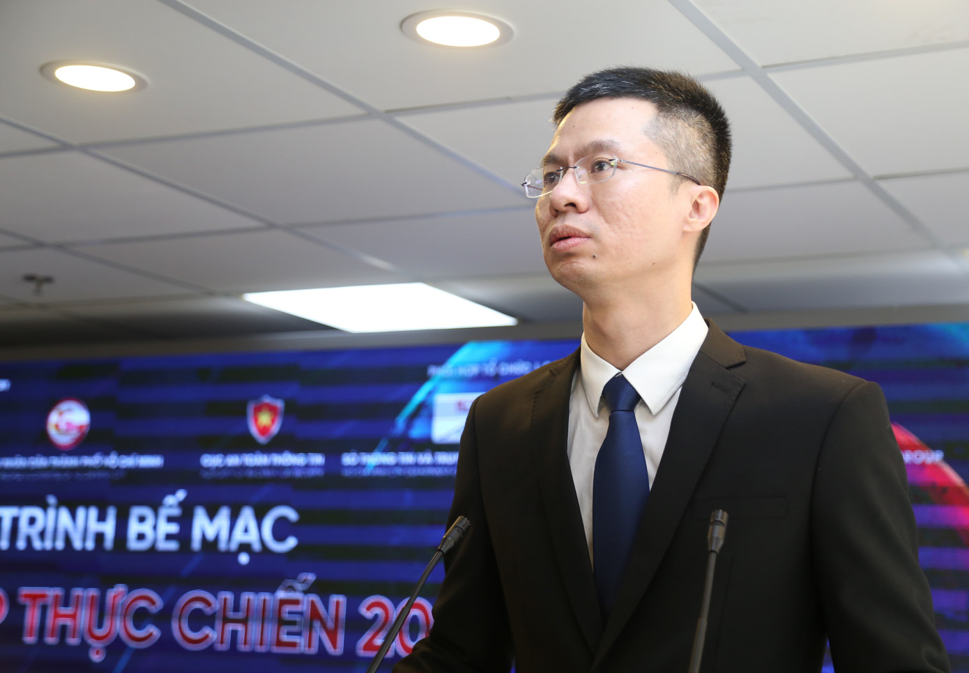 Phó Cục trưởng Cục An toàn thông tin Trần Đăng Khoa trao đổi tại chương trình bế mạc Diễn tập. Ảnh: Ngô Tùng Phó Cục trưởng Cục An toàn thông tin Trần Đăng Khoa trao đổi tại chương trình bế mạc Diễn tập. Ảnh: Ngô Tùng