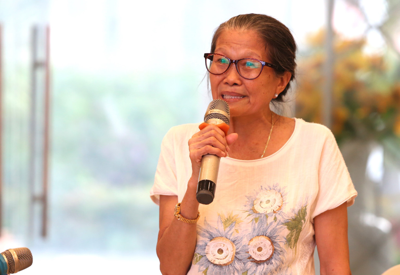 Bà Lê Thị Bông xúc động nhớ lại những kỷ niệm cùng chiến sĩ tình nguyện TPHCM.