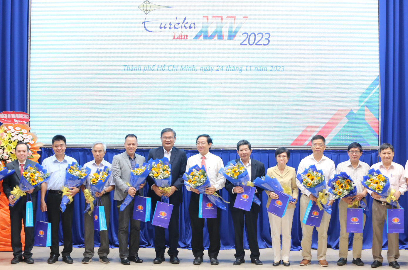 Ban tổ chức trao hoa cám ơn sự đồng hành của các chuyên gia tại các hội đồng khoa học. Ảnh: Ngô Tùng Ban tổ chức trao hoa cám ơn sự đồng hành của các chuyên gia tại các hội đồng khoa học. Ảnh: Ngô Tùng