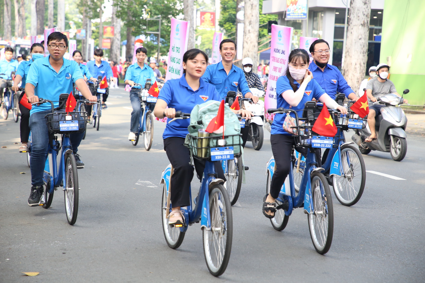 Các bạn trẻ hưởng ứng tháng chung tay hành động vì phụ nữ. Các bạn trẻ hưởng ứng tháng chung tay hành động vì phụ nữ.
