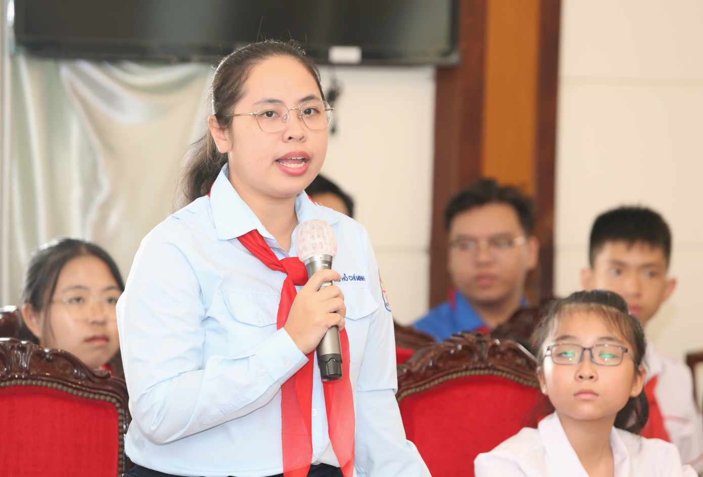 Chị Hiền Trân chia sẻ với các bạn nhỏ. Chị Hiền Trân chia sẻ với các bạn nhỏ.