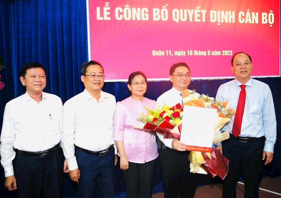 Phó Bí thư Thành ủy TPHCM Nguyễn Hồ Hải (bìa phải) trao quyết định và chúc mừng ông Nguyễn Trần Bình. Ảnh: Thành ủy TPHCM