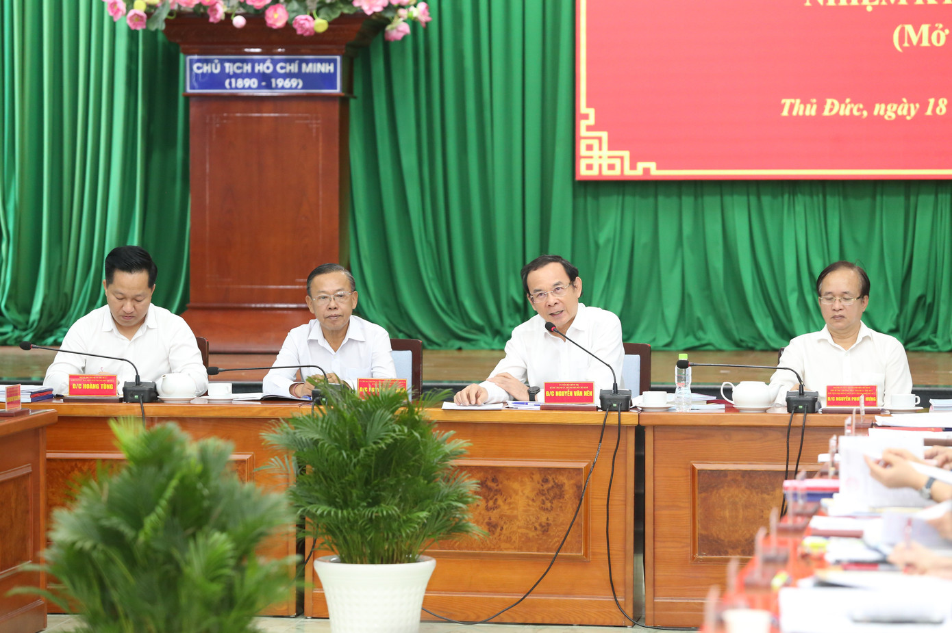 Bí thư Thành ủy TPHCM Nguyễn Văn Nên cùng Thường trực Thành ủy Thủ Đức chủ trì, điều hành hội nghị. Ảnh: Ngô Tùng Bí thư Thành ủy TPHCM Nguyễn Văn Nên cùng Thường trực Thành ủy Thủ Đức chủ trì, điều hành hội nghị. Ảnh: Ngô Tùng