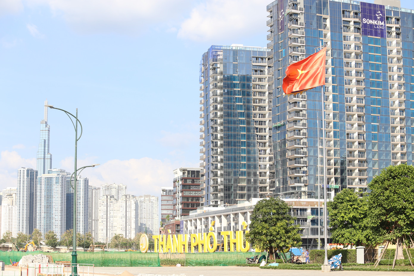 Công viên bờ sông Sài Gòn (đoạn từ cầu Ba Son đến đường hầm sông Sài Gòn, phường Thủ Thiêm) có diện tích khoảng 19,77ha. Công viên ven sông có chiều dài khoảng 600m, bề rộng trung bình 40m, được thiết kế bắt mắt, thân thiện với thiên nhiên, môi trường xung quanh.