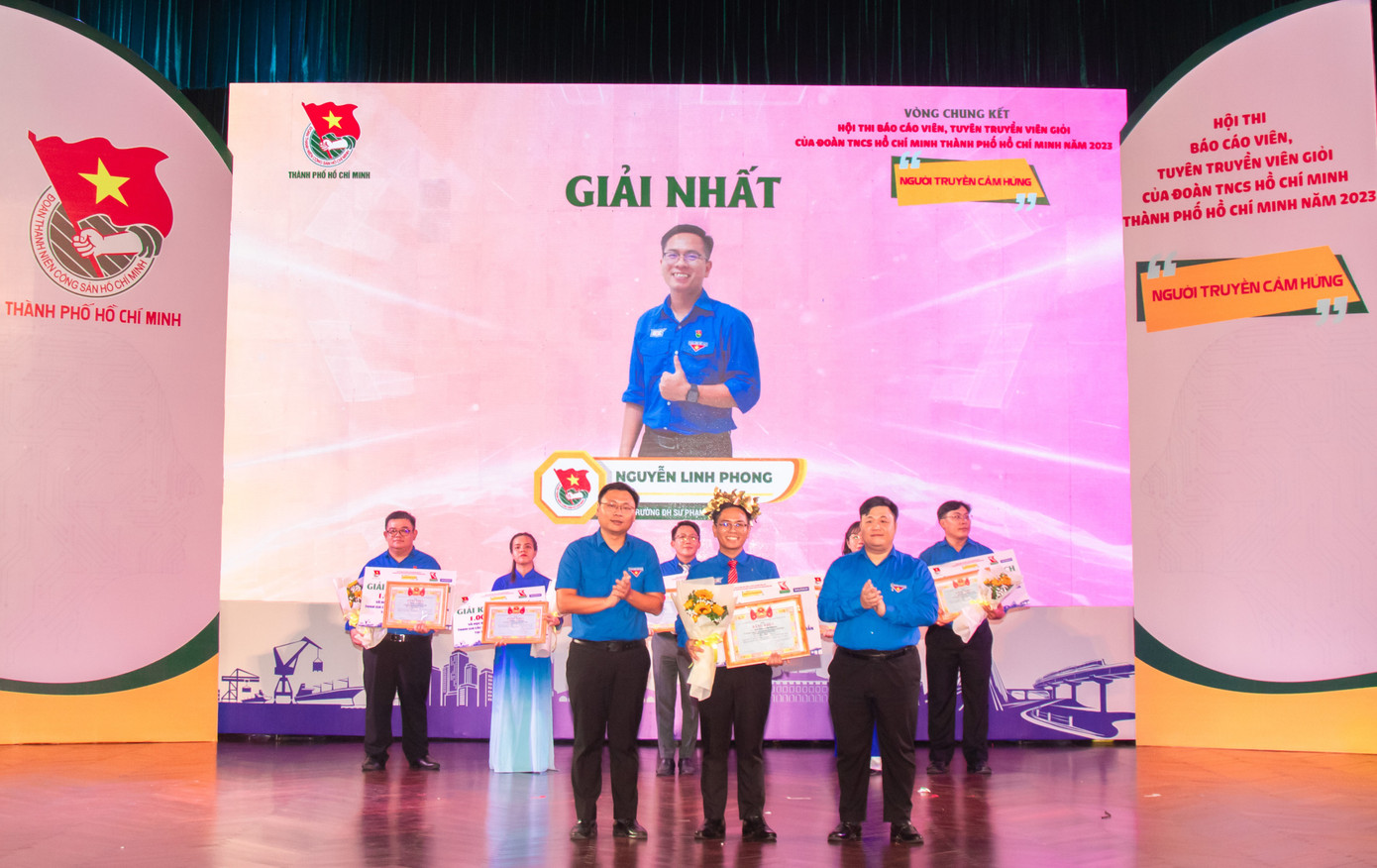 Anh Nguyễn Thái An (bên phải) - Trưởng ban Tuyên giáo Trung ương Đoàn và anh Trương Minh Tước Nguyên - Phó Bí thư Thành Đoàn TPHCM trao giải Nhất cho thí sinh Nguyễn Linh Phong.
