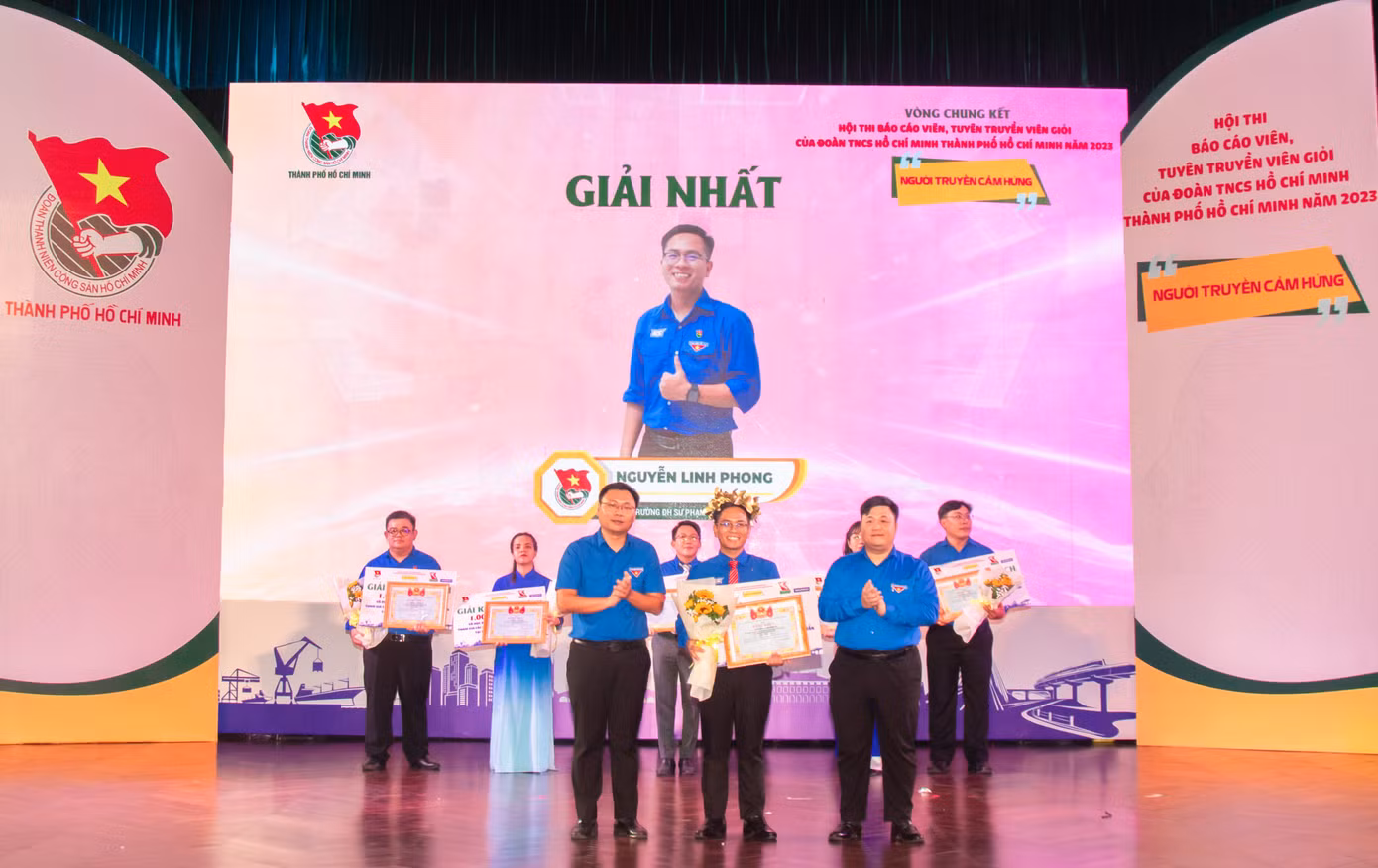 Anh Nguyễn Thái An (bên phải) - Trưởng ban Tuyên giáo Trung ương Đoàn và anh Trương Minh Tước Nguyên - Phó Bí thư Thành Đoàn TPHCM trao giải Nhất cho thí sinh Nguyễn Linh Phong.