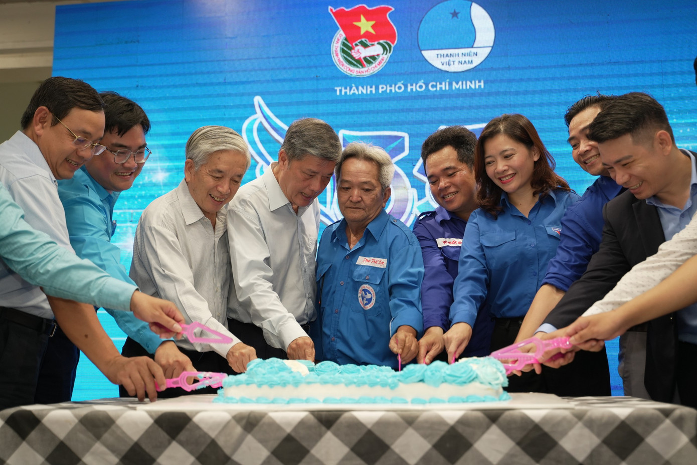 Các thế hệ lãnh đạo Đội Công tác xã hội Thanh niên TPHCM cắt bánh sinh nhật mừng tuổi 35 của đội. Ảnh: CLB Nhiếp ảnh trẻ TPHCM.