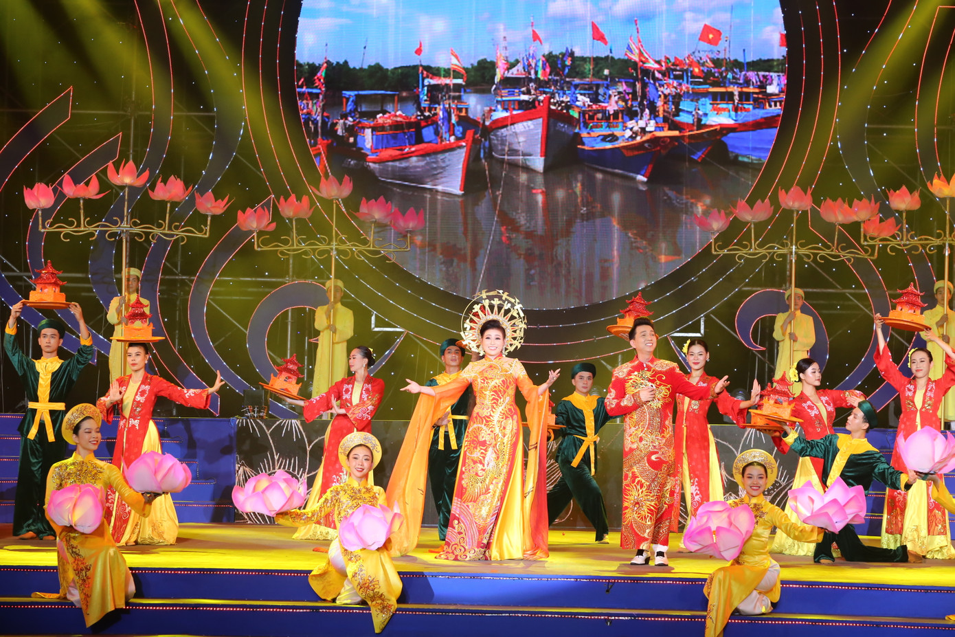 Chương trình nghệ thuật phần nào tái hiện về lễ hội lớn nhất của ngư dân huyện Cần Giờ, đồng thời tôn vinh và tri ân Thần Nam Hải (Cá Ông) - vị cứu tinh của những người đánh cá và làm nghề trên biển. Chương trình nghệ thuật phần nào tái hiện về lễ hội lớn nhất của ngư dân huyện Cần Giờ, đồng thời tôn vinh và tri ân Thần Nam Hải (Cá Ông) - vị cứu tinh của những người đánh cá và làm nghề trên biển.