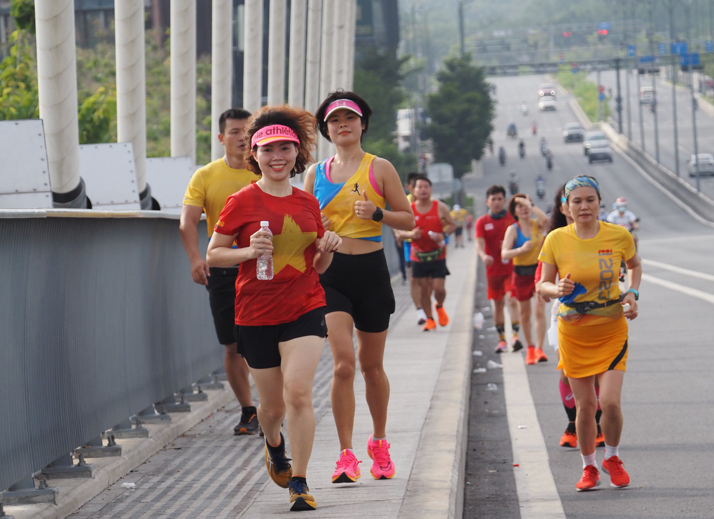 Đánh dấu ngày lễ của đất nước, bên cạnh đồng phục màu vàng chủ đạo trên đồng phục áo câu lạc bộ, hôm nay, nhiều thành viên khoác lên người chiếc áo cờ đỏ sao vàng.