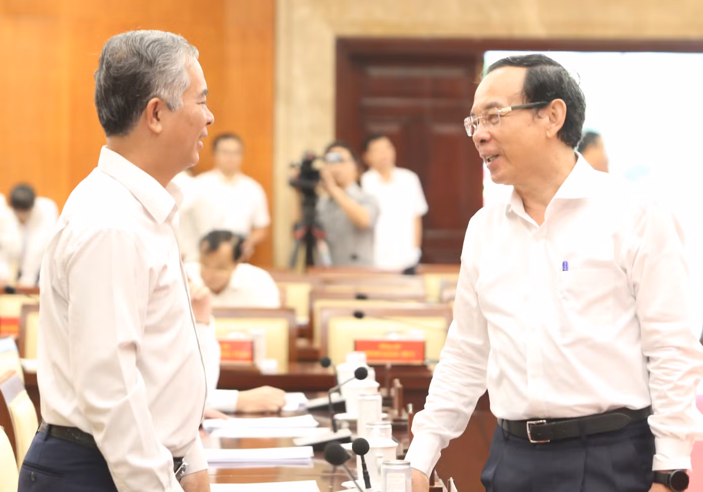 Bí thư Thành ủy TPHCM Nguyễn Văn Nên (phải) trao đổi với cán bộ chủ chốt thành phố tại một hội nghị Thành ủy. Ảnh: Ngô Tùng
