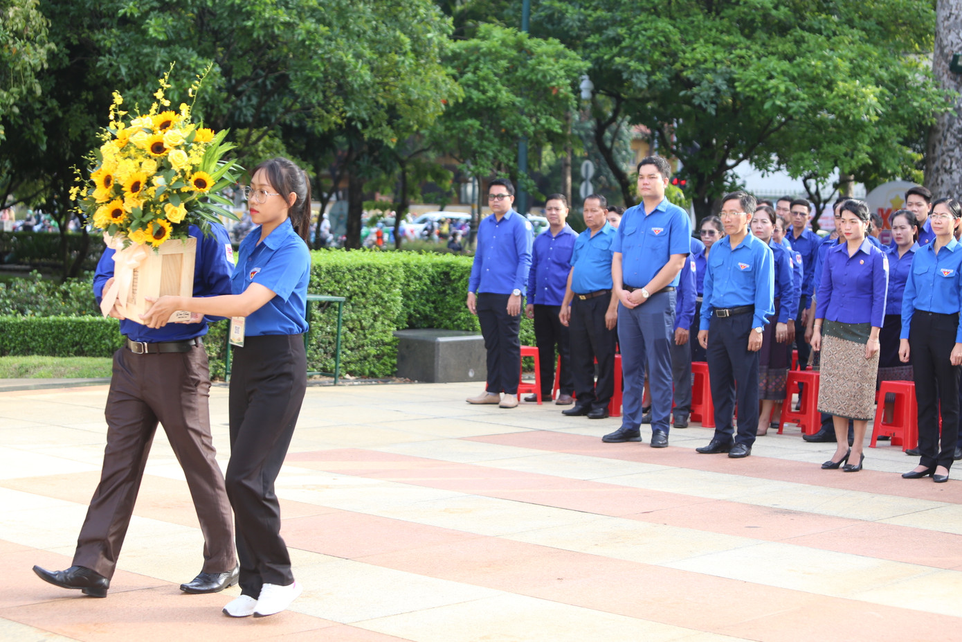 Trước khi diễn ra các hoạt động, đoàn đại biểu cán bộ Đoàn TPHCM và các địa phương Lào dâng hoa tại Tượng đài Chủ tịch Hồ Chí Minh với thiếu nhi trong khuôn viên Nhà Thiếu nhi TPHCM. Trước khi diễn ra các hoạt động, đoàn đại biểu cán bộ Đoàn TPHCM và các địa phương Lào dâng hoa tại Tượng đài Chủ tịch Hồ Chí Minh với thiếu nhi trong khuôn viên Nhà Thiếu nhi TPHCM.