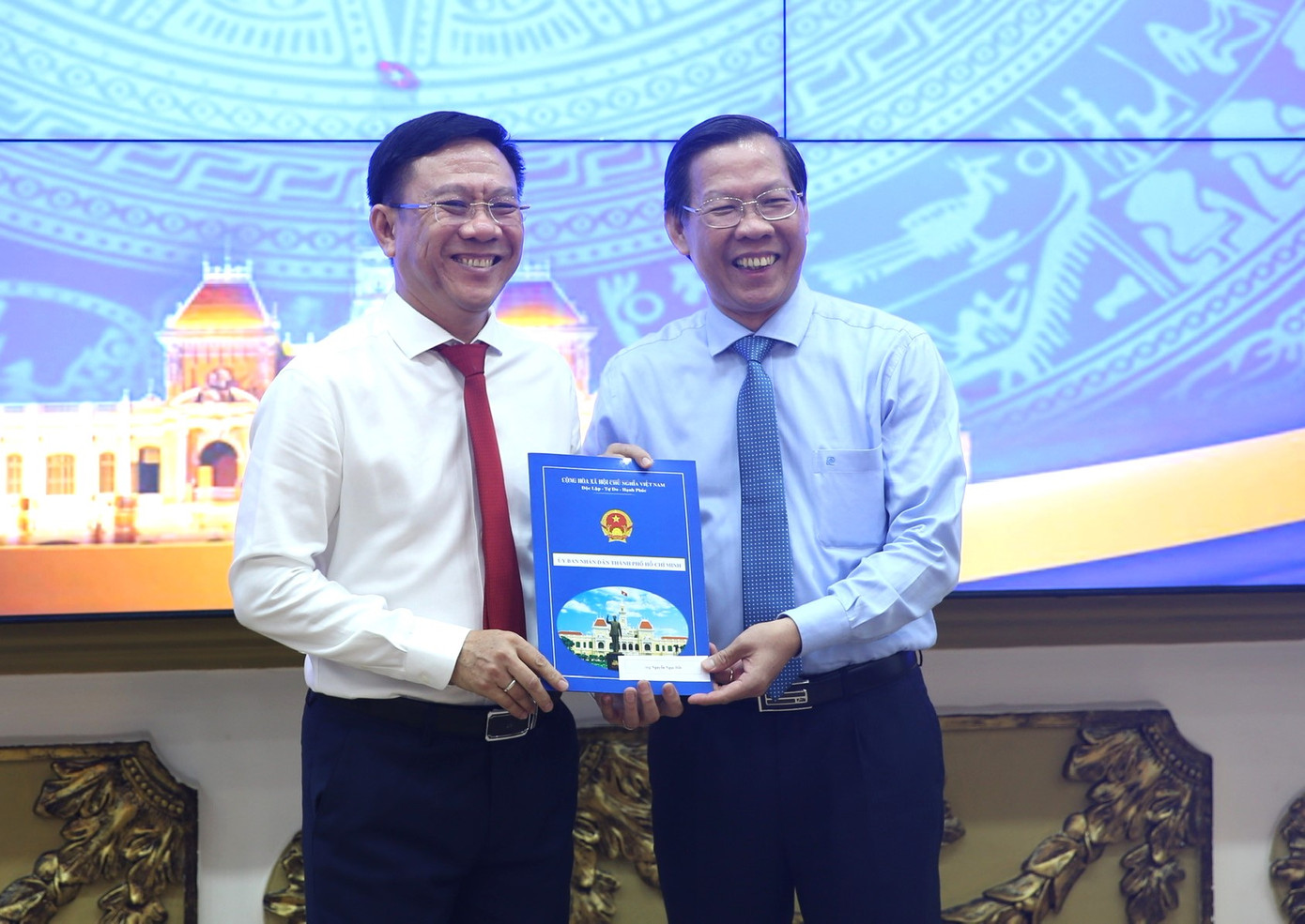 Chủ tịch UBND TPHCM Phan Văn Mãi trao quyết định bổ nhiệm cho ông Nguyễn Ngọc Hồi. Ảnh: Long Hồ