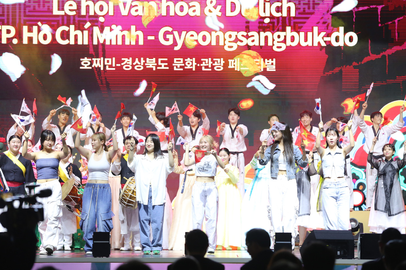 Chương trình nghệ thuật diễn ra từ chiều tối 27/11 với sự tham gia trình diễn của nhiều bạn trẻ, nghệ sĩ hai nước.