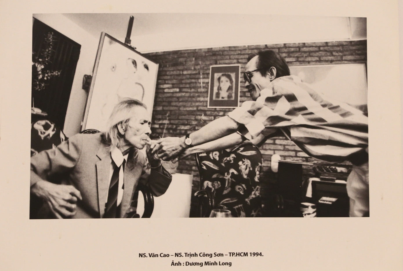 Đồng thời với triển lãm tranh, những bức ảnh tư liệu của nhiếp ảnh gia Dương Minh Long ghi lại cuộc sống thường nhật của nhạc sĩ Trịnh Công Sơn cùng những nhân vật nổi tiếng được giới thiệu.