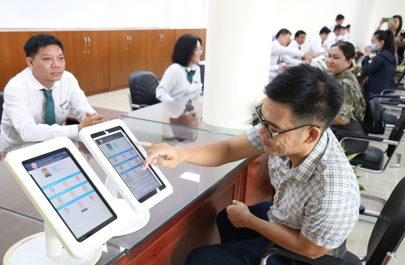 Người dân cũng có thể đánh giá thái độ làm việc của cán bộ sau khi tiếp xúc, làm việc. Ảnh: Ngô Tùng Người dân cũng có thể đánh giá thái độ làm việc của cán bộ sau khi tiếp xúc, làm việc. Ảnh: Ngô Tùng