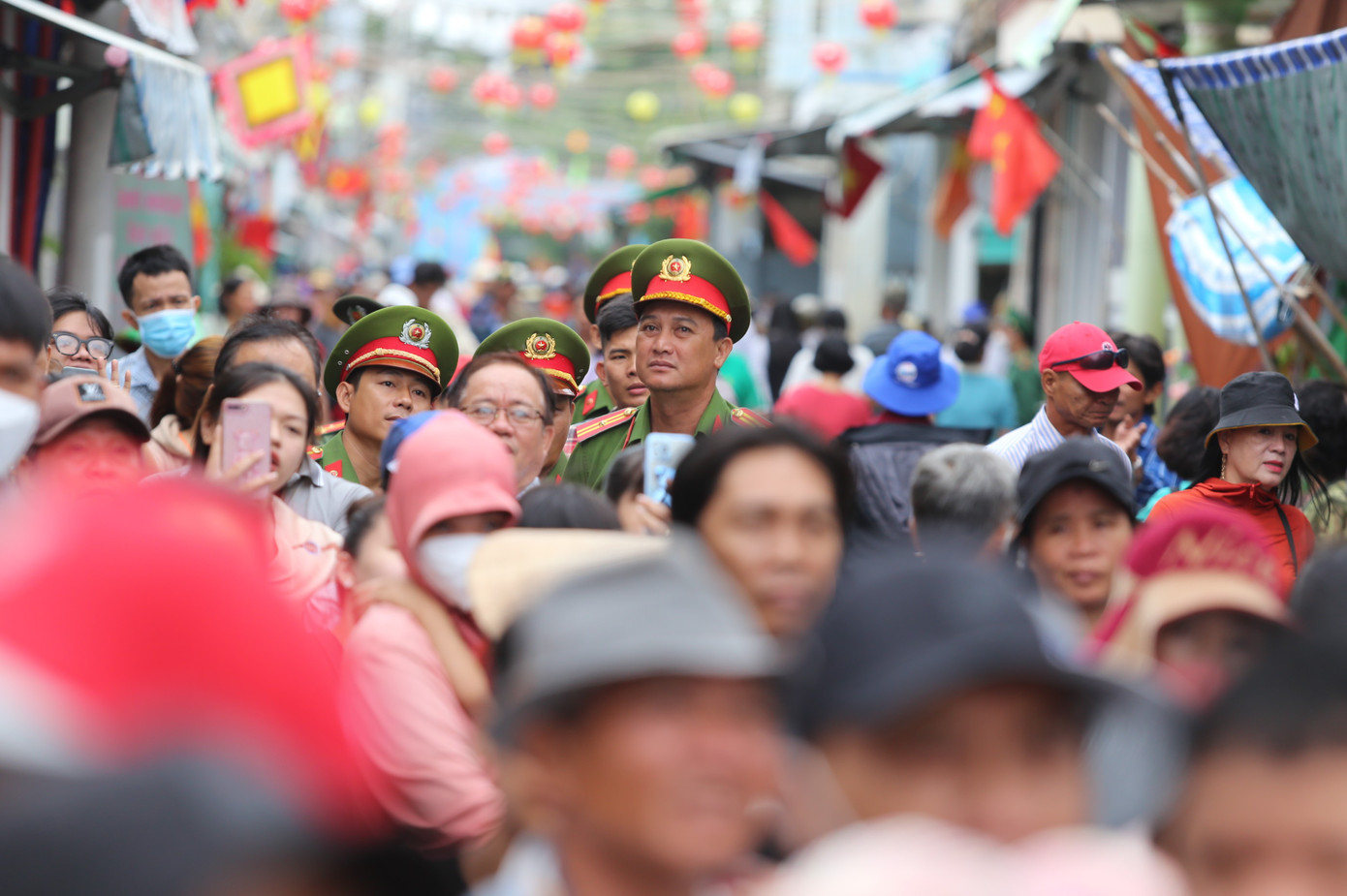 Đông đảo bà con nhân dân theo dõi, cổ vũ trò chơi dân gian độc đáo ở miền biển Cần Giờ.