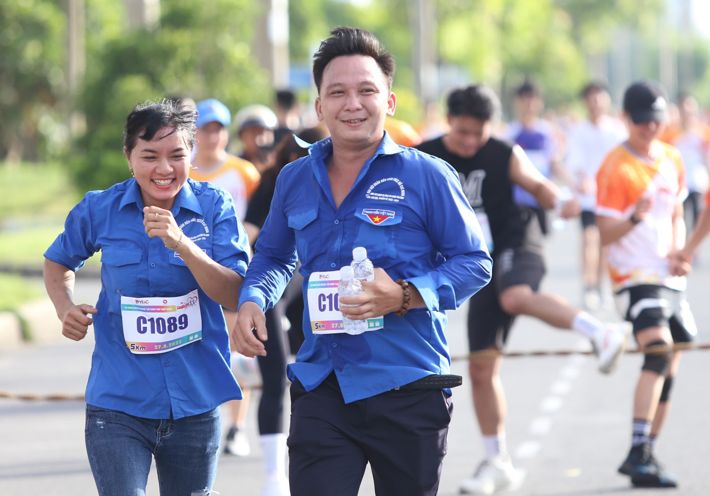 Anh Huỳnh Tấn Lộc và chị Thái Thị Thanh (đoàn viên Đoàn Công ty TNHH MTV Dịch vụ công ích quận Tân Bình) chọn trang phục áo thanh niên Việt Nam cùng song hành trên đường chạy. Anh Huỳnh Tấn Lộc và chị Thái Thị Thanh (đoàn viên Đoàn Công ty TNHH MTV Dịch vụ công ích quận Tân Bình) chọn trang phục áo thanh niên Việt Nam cùng song hành trên đường chạy.