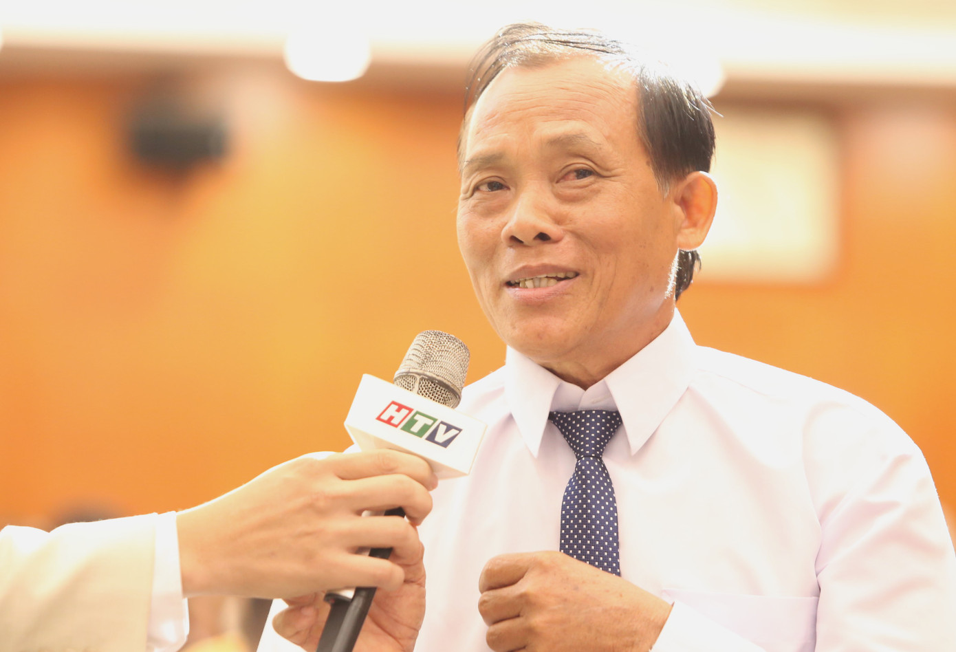 Ông Trương Bá Hầu nỗ lực kêu gọi bà con góp sức dựng xây địa phương. Ông Trương Bá Hầu nỗ lực kêu gọi bà con góp sức dựng xây địa phương.