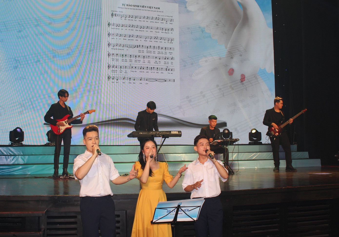 Các nhạc phẩm đã truyền đi một thông điệp nhất quán và mạnh mẽ về khát vọng của SVVN. Các nhạc phẩm đã truyền đi một thông điệp nhất quán và mạnh mẽ về khát vọng của SVVN.