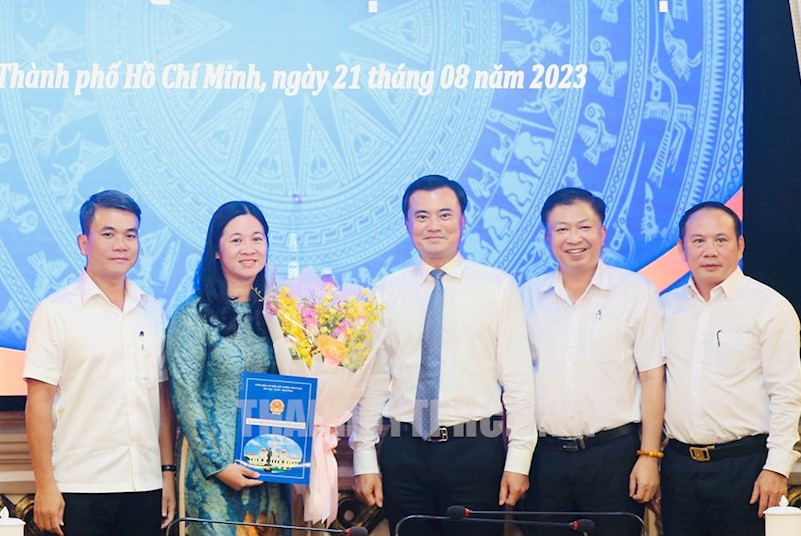 Phó Chủ tịch UBND TPHCM Bùi Xuân Cường trao quyết định cho bà Huỳnh Thị Xuân Mai. Ảnh: Thành uỷ TPHCM