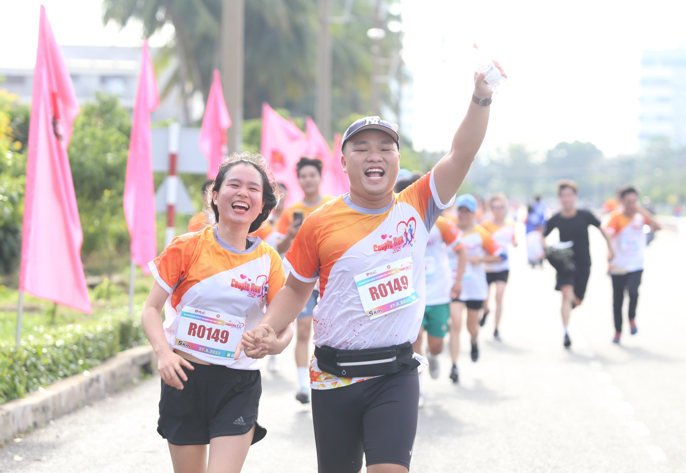 Đôi bạn trẻ rạng rỡ tiến về đích trong sự cổ động nhiệt tình của những người có mặt. Đôi bạn trẻ rạng rỡ tiến về đích trong sự cổ động nhiệt tình của những người có mặt.