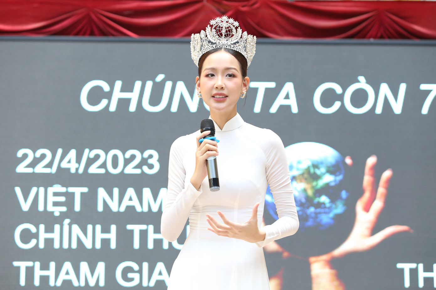 Với vai trò Đại sứ Ngày Trái đất tại Việt Nam, Lê Nguyễn Bảo Ngọc cho biết năm 2023, Việt Nam lần đầu tiên tham gia mạng lưới Earth Day (Ngày Trái đất) do đó nàng hậu mong muốn đất nước có một hoạt động để lại dấu ấn trên bản đồ hoạt động thế giới. "Mong muốn lan tỏa tinh thần "mỗi ngày đều là Ngày Trái đất", bắt đầu từ hôm nay Ngọc thực hiện dự án Earth Day - Everyday với việc trao đổi những món đồ tái chế tại trạm xanh. Mỗi bạn mang đến những đồ dùng cũ để nhận lấy những món quà hữu ích khác" - Bảo Ngọc chia sẻ. Với vai trò Đại sứ Ngày Trái đất tại Việt Nam, Lê Nguyễn Bảo Ngọc cho biết năm 2023, Việt Nam lần đầu tiên tham gia mạng lưới Earth Day (Ngày Trái đất) do đó nàng hậu mong muốn đất nước có một hoạt động để lại dấu ấn trên bản đồ hoạt động thế giới. "Mong muốn lan tỏa tinh thần "mỗi ngày đều là Ngày Trái đất", bắt đầu từ hôm nay Ngọc thực hiện dự án Earth Day - Everyday với việc trao đổi những món đồ tái chế tại trạm xanh. Mỗi bạn mang đến những đồ dùng cũ để nhận lấy những món quà hữu ích khác" - Bảo Ngọc chia sẻ.