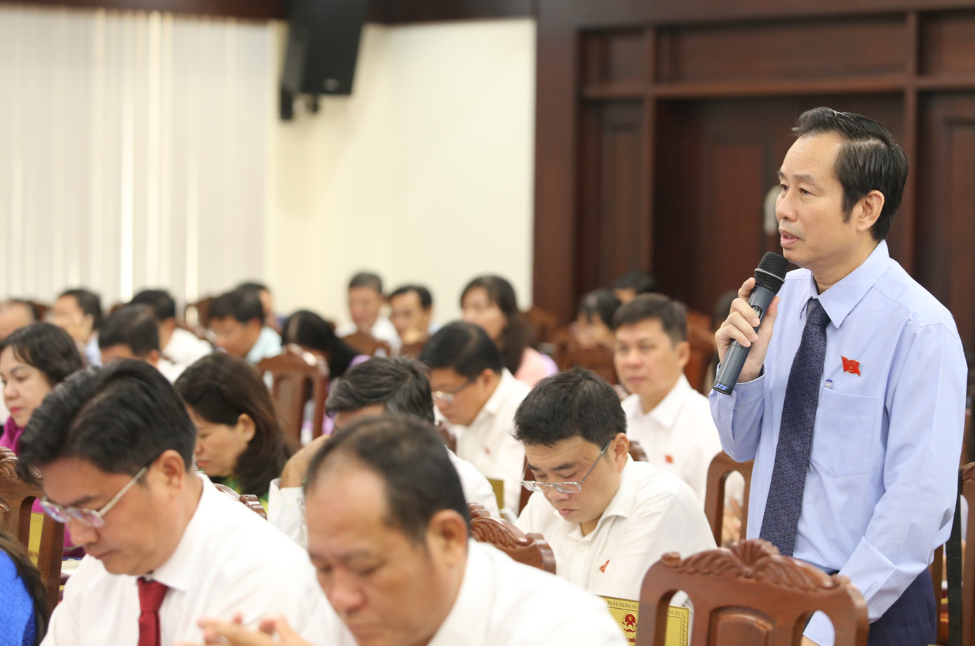 Đại biểu HĐND TP. Thủ Đức trao đổi tại kỳ họp. Ảnh: Ngô Tùng