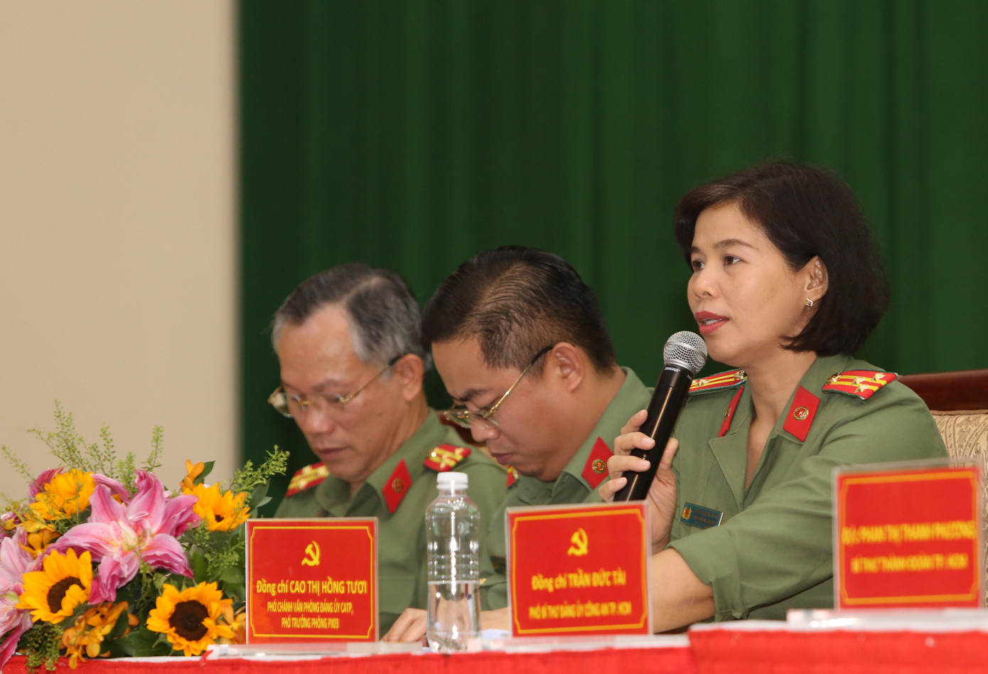 Đại diện Đảng ủy CATP trao đổi với ĐVTN trong lực lượng. Đại diện Đảng ủy CATP trao đổi với ĐVTN trong lực lượng.