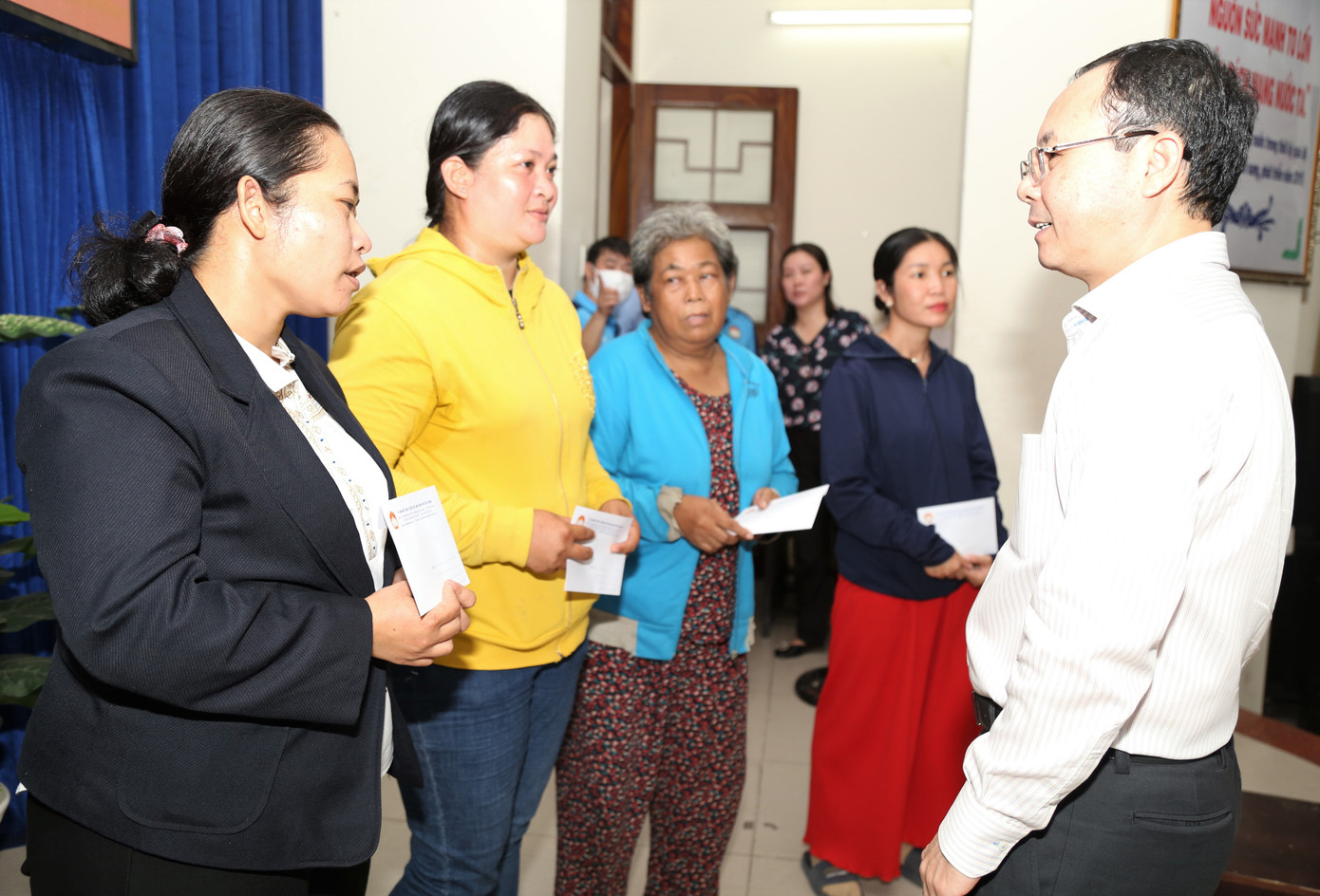 Phó Bí thư Thành ủy TPHCM Nguyễn Văn Hiếu trao quà và thăm hỏi bà con.