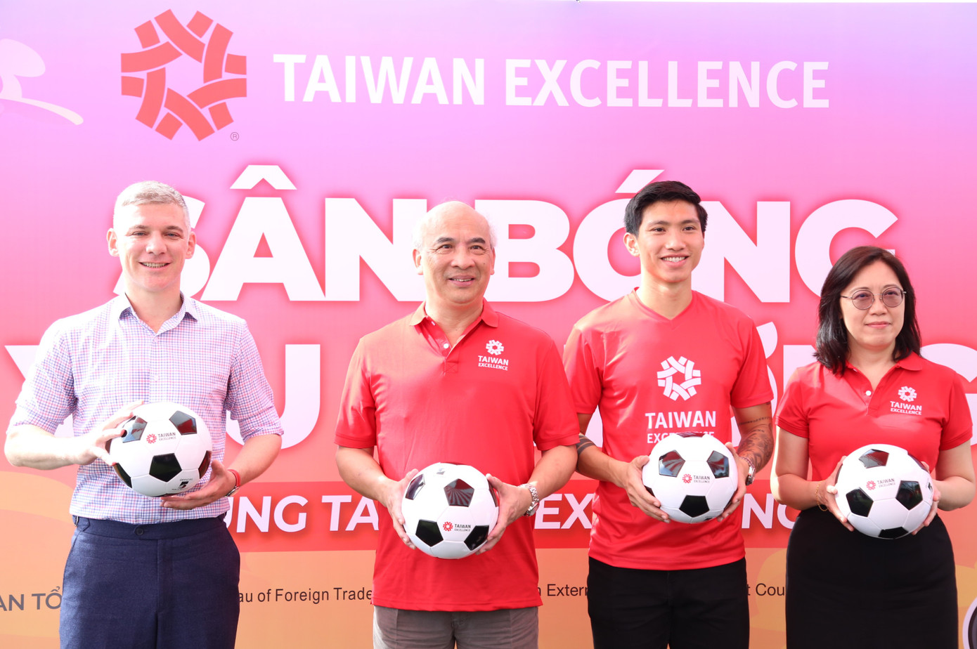 Tuyển thủ bóng đá Đoàn Văn Hậu (thứ hai từ phải qua) đồng hành với “Sân bóng yêu thương”. Ảnh: Ngô Tùng