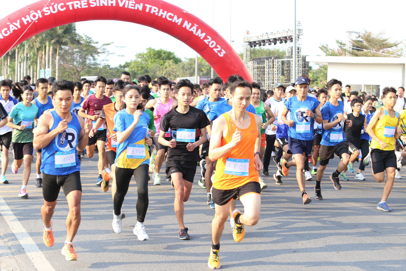 Mở màn ngày hội, đông đảo sinh viên khối ĐHQG TPHCM cùng các trường khác tham gia Giải chạy bộ trực tuyến học sinh sinh viên TPHCM 2023. Đây là hoạt động nổi bật được duy trì đều đặn hằng năm tại ngày hội.