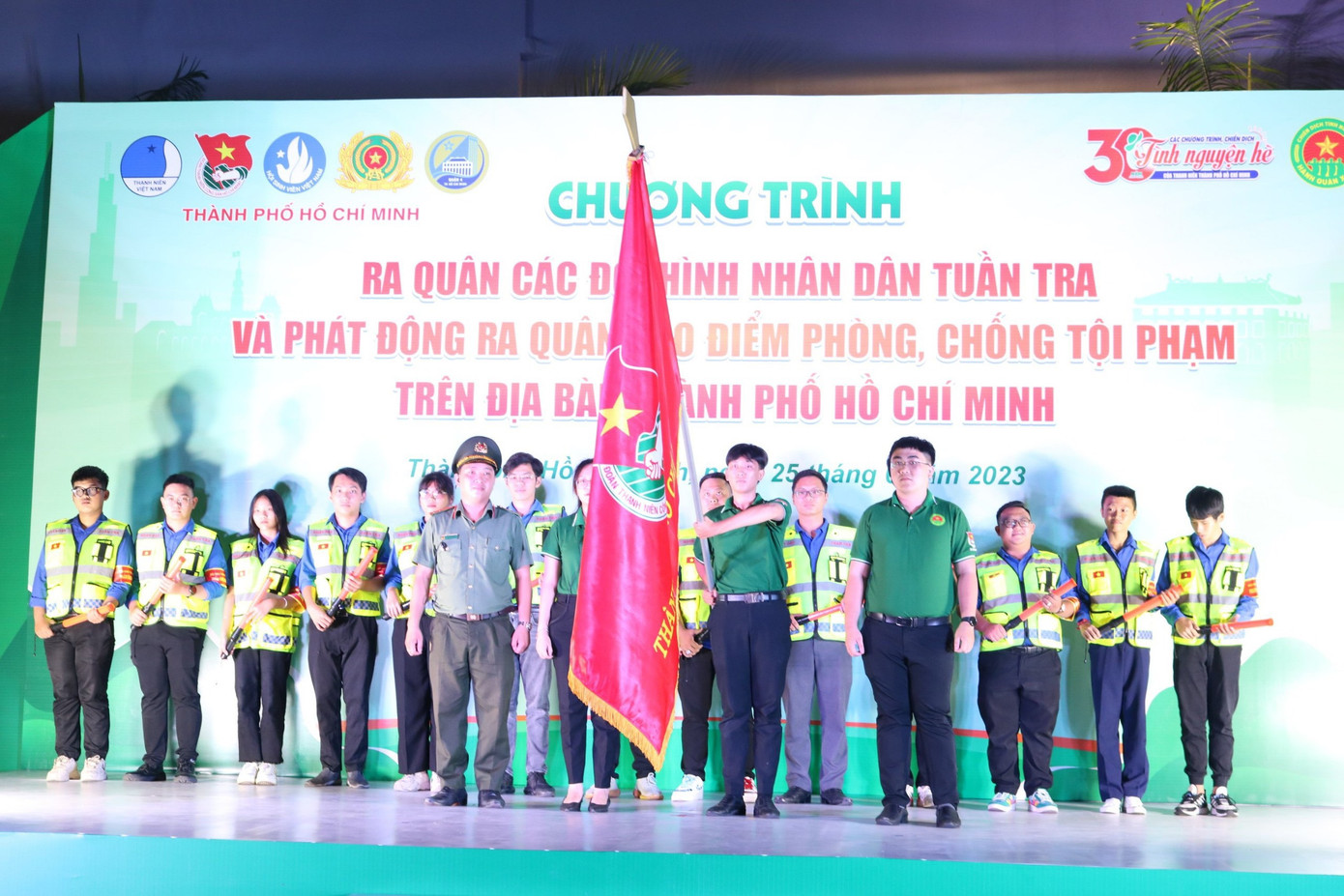 Ra quân các đội hình Nhân dân tuần tra. Ảnh: Tuổi trẻ CATP