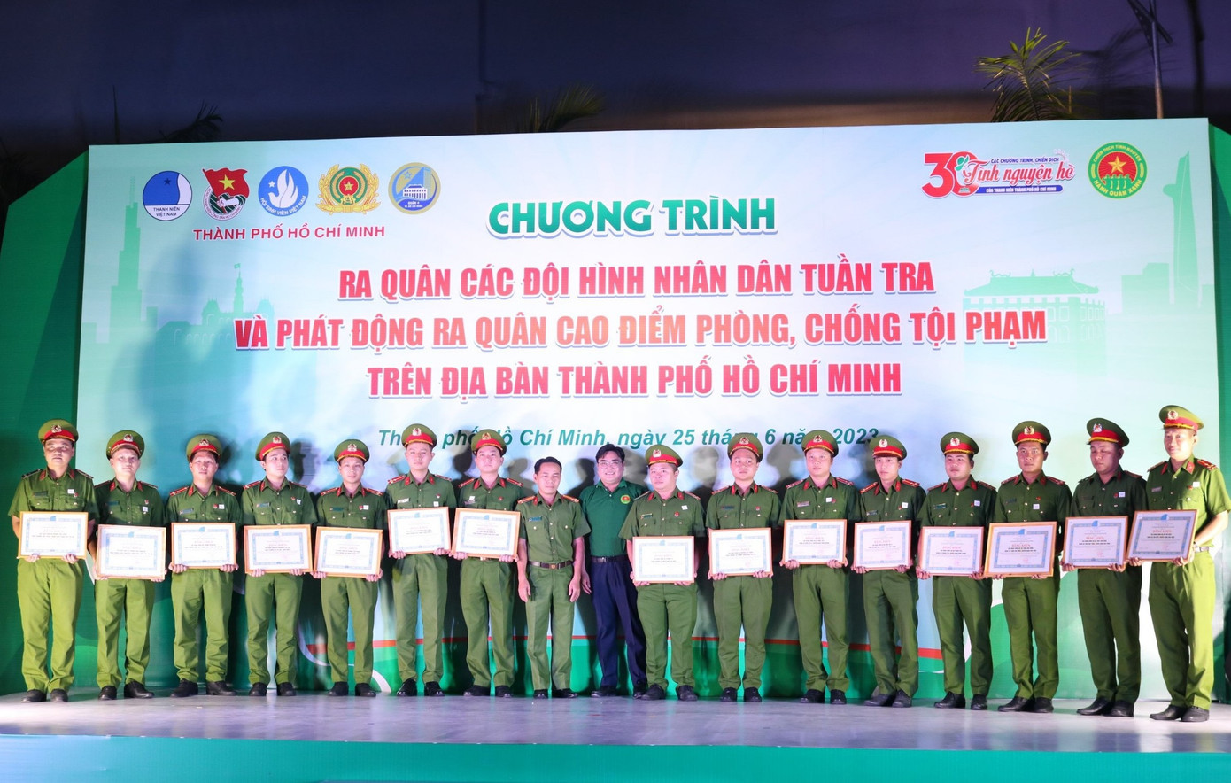 Hội LHTN Việt Nam TPHCM tặng bằng khen cho các tập thể Chi đoàn công an triển khai hiệu quả việc bóc gỡ quảng cáo trái phép, góp phần gìn giữ mỹ quan đô thị và bảo vệ an ninh trật tự trên địa bàn thành phố.