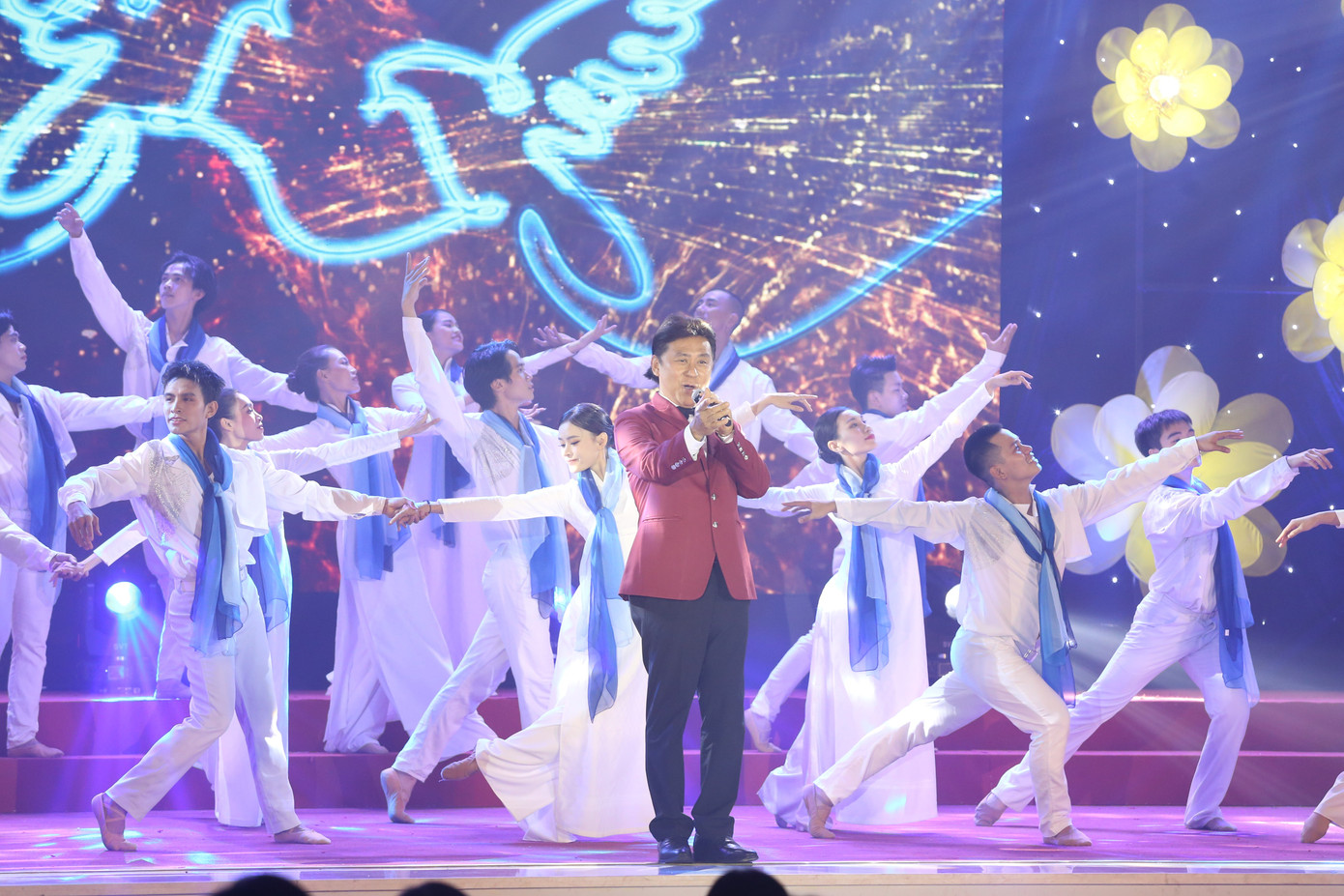 NSND Tạ Minh Tâm gửi đến những ca khúc quen thuộc trong dòng nhạc cách mạng.