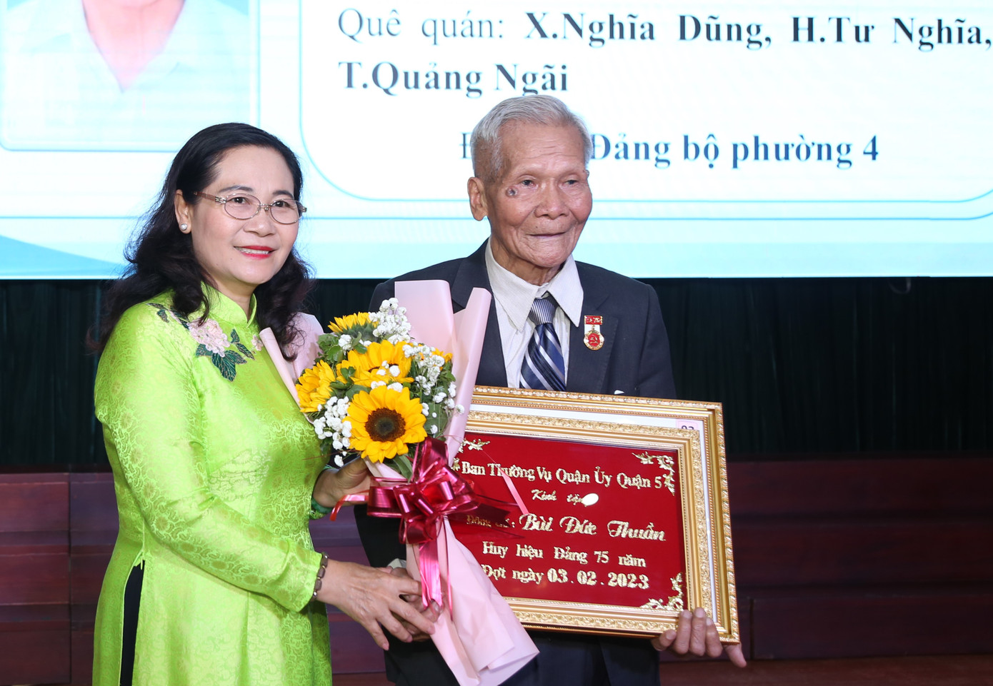 Đảng viên Bùi Đức Thuần vinh dự nhận Huy hiệu 75 năm tuổi Đảng.