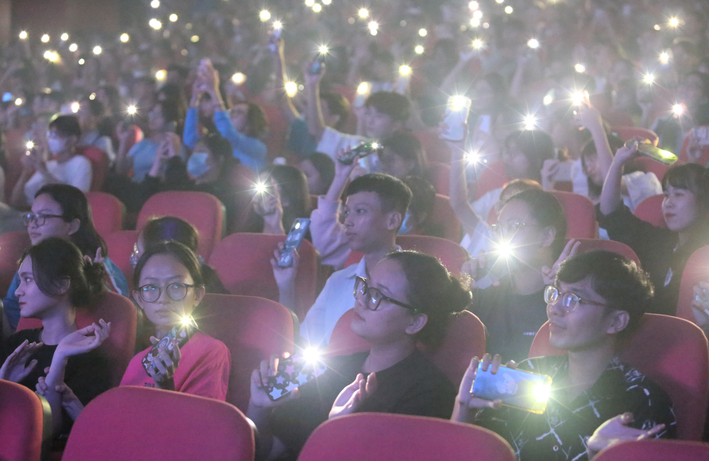 Không gian lung linh trong hội trường diễn ra buổi lưu diễn khu vực 4 "Hành trình bài ca sinh viên" năm nay.