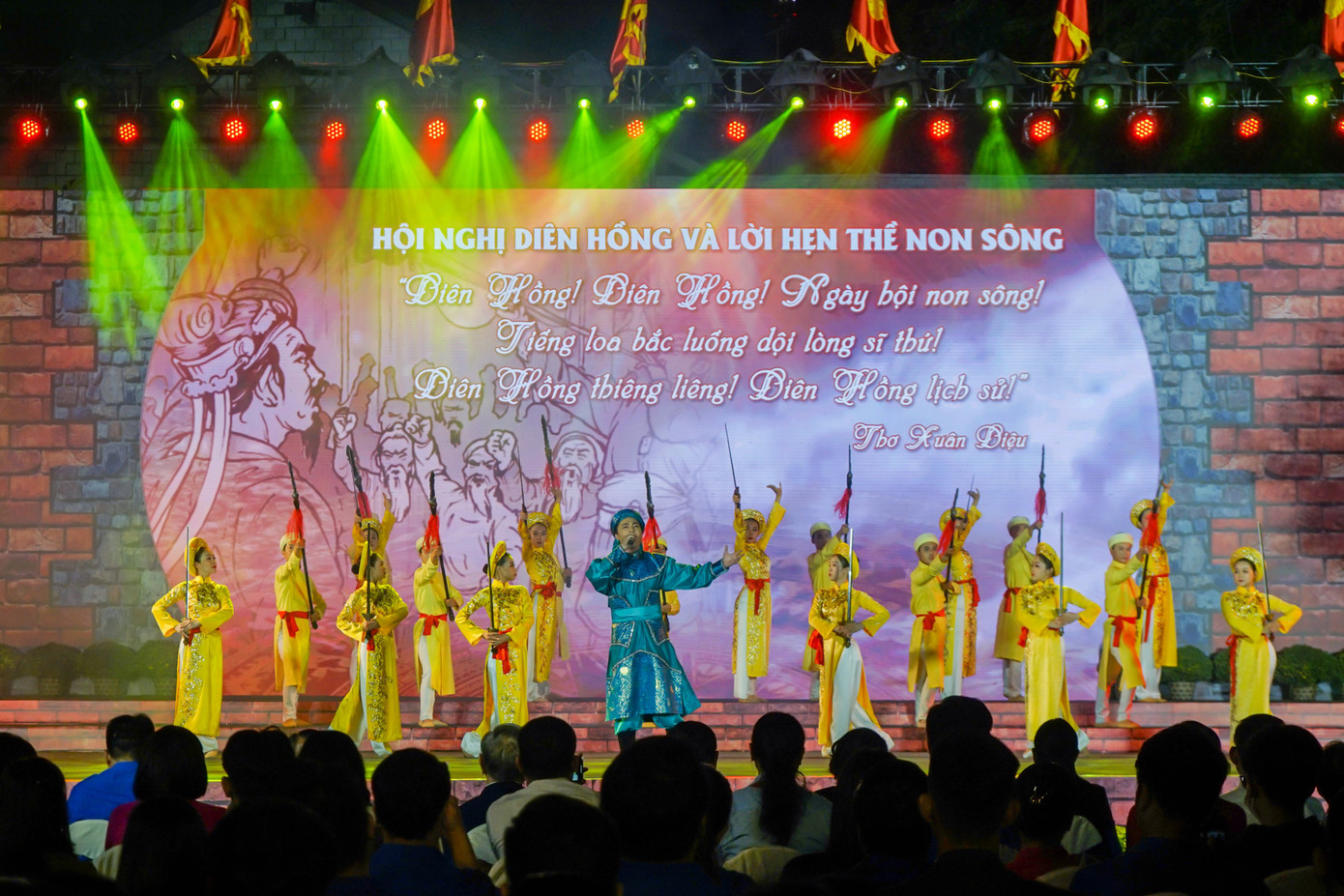 Tiết mục văn nghệ tái hiện truyền thống kiên cường, bất khuất của dân tộc ta. Ảnh: Phong Nguyễn