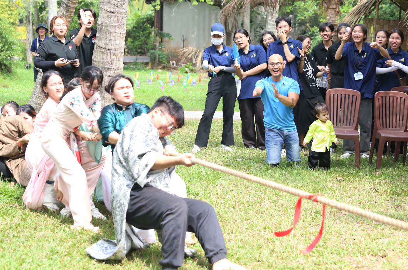 Cổ vũ, tiếp sức các bạn trẻ ngoài bạn bè còn có vận động viên khuyết tật Nguyễn Hồng Lợi cùng con gái. Anh Lợi là người truyền cảm hứng đối với nhiều bạn trẻ khi vượt qua chính mình và làm nên những thành tích vẻ vang. Cổ vũ, tiếp sức các bạn trẻ ngoài bạn bè còn có vận động viên khuyết tật Nguyễn Hồng Lợi cùng con gái. Anh Lợi là người truyền cảm hứng đối với nhiều bạn trẻ khi vượt qua chính mình và làm nên những thành tích vẻ vang.