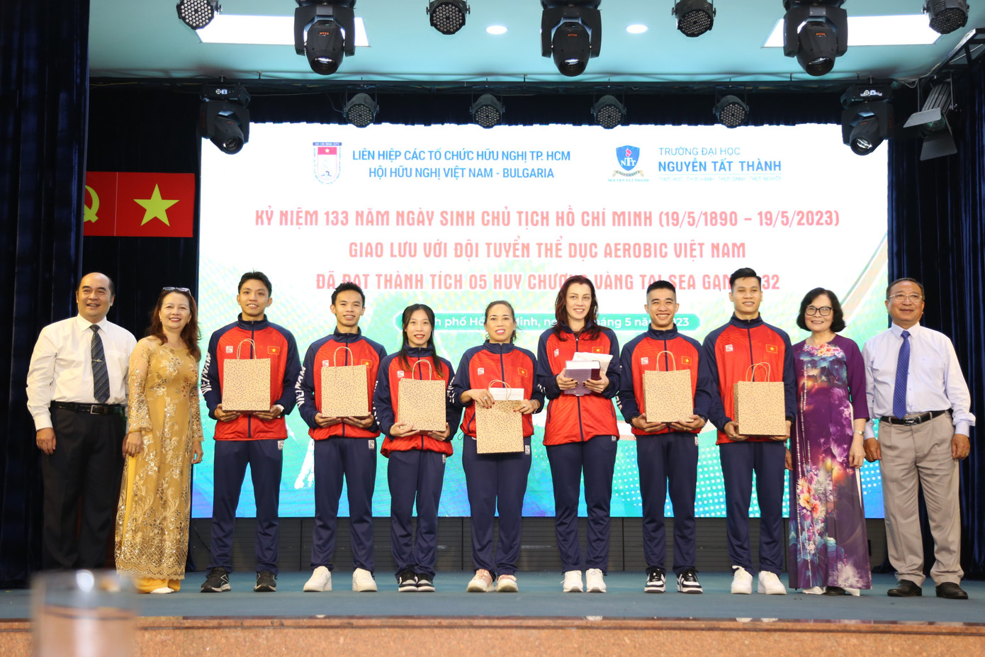 Tại buổi giao lưu, đội tuyển thể dục Aerobic Việt Nam đã nhận phần thưởng 20 triệu đồng cùng các quà tặng ghi nhận nỗ lực và thành tích ấn tượng ở SEA Games 32.