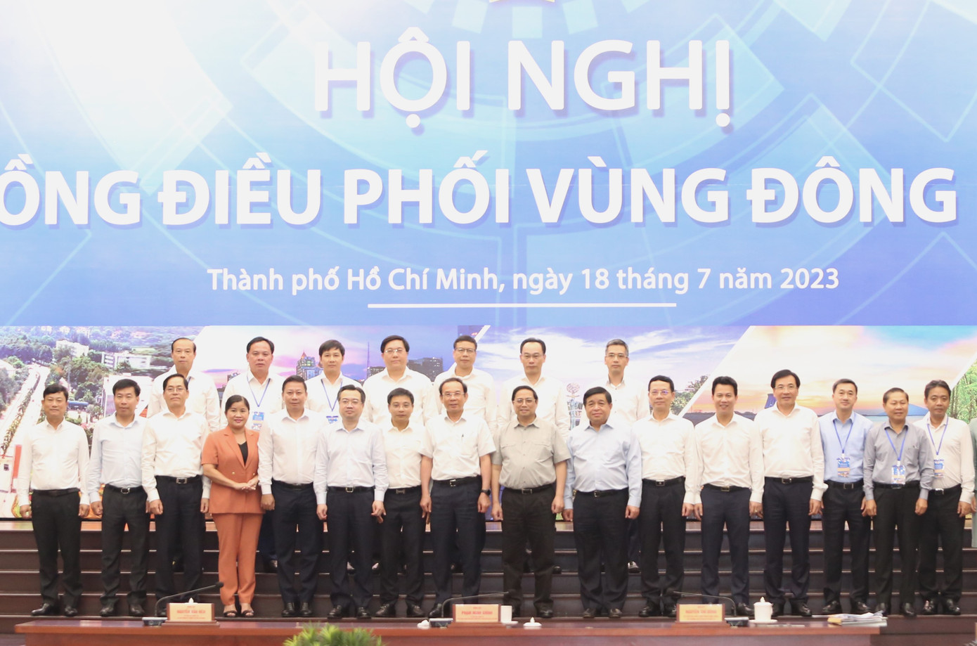 Thủ tướng Phạm Minh Chính cùng các thành viên Hội đồng điều phối vùng Đông Nam Bộ ra mắt tại hội nghị. Ảnh: Ngô Tùng