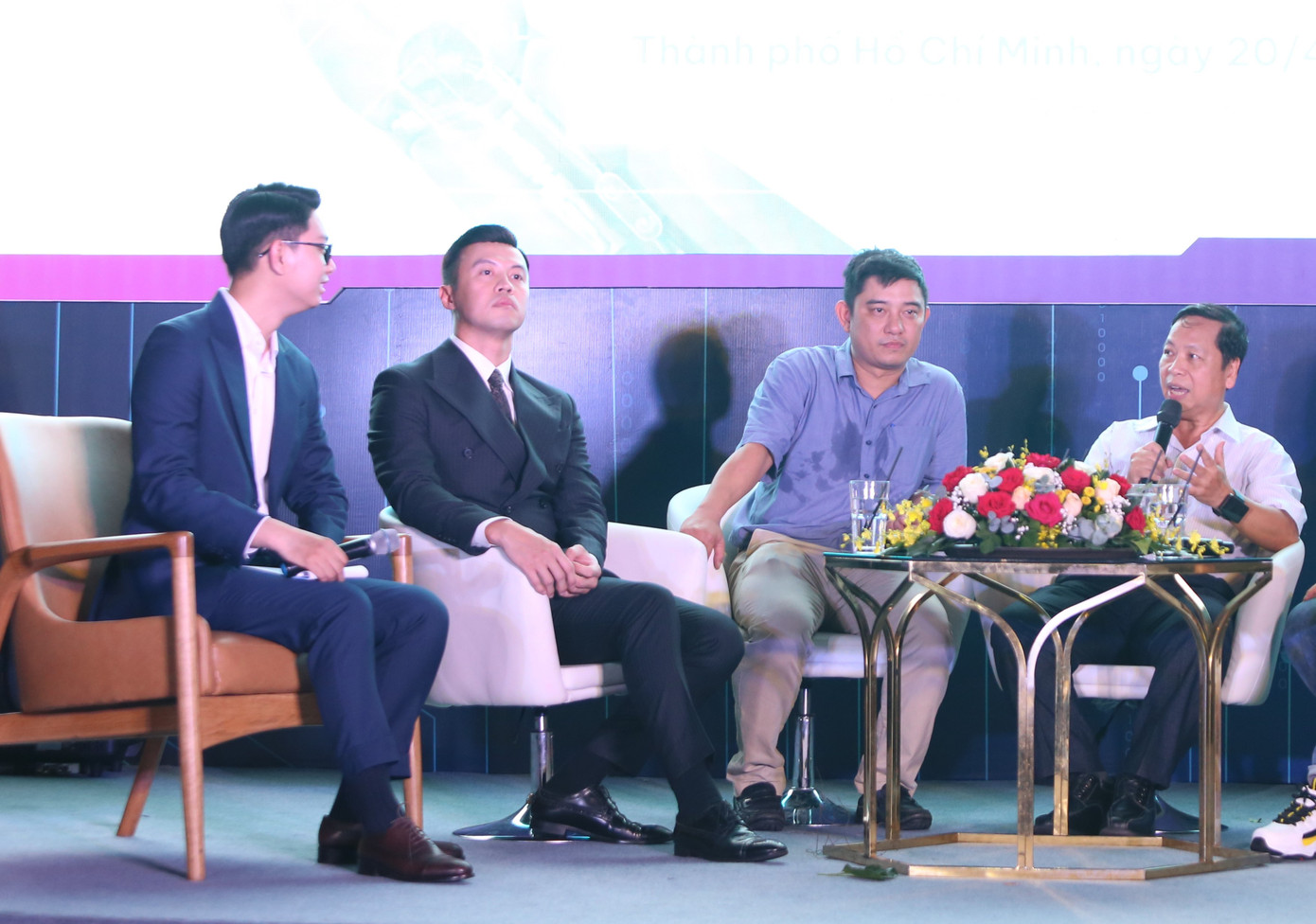 PGS.TS Đinh Điền trao đổi tại diễn đàn. Ảnh: Ngô Tùng.