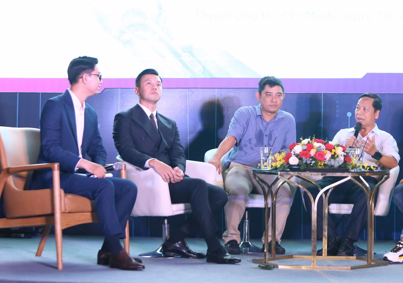 PGS.TS Đinh Điền trao đổi tại diễn đàn. Ảnh: Ngô Tùng.