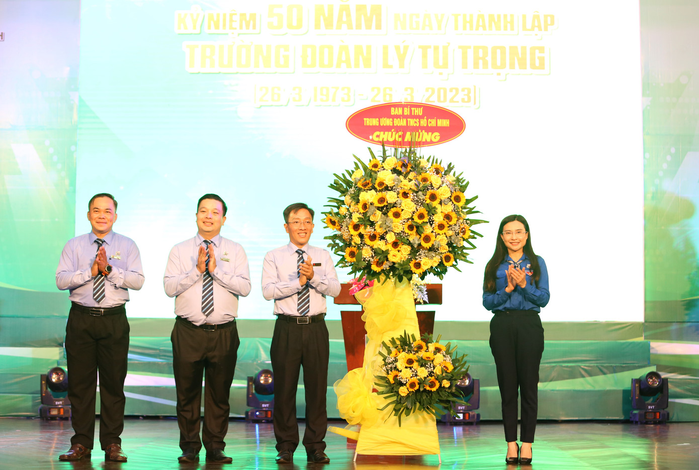 Chị Nguyễn Phạm Duy Trang tặng lẵng hoa của Ban Bí thư T.Ư Đoàn chúc mừng dấu mốc 50 năm trưởng thành, phát triển của Trường Đoàn Lý Tự Trọng.