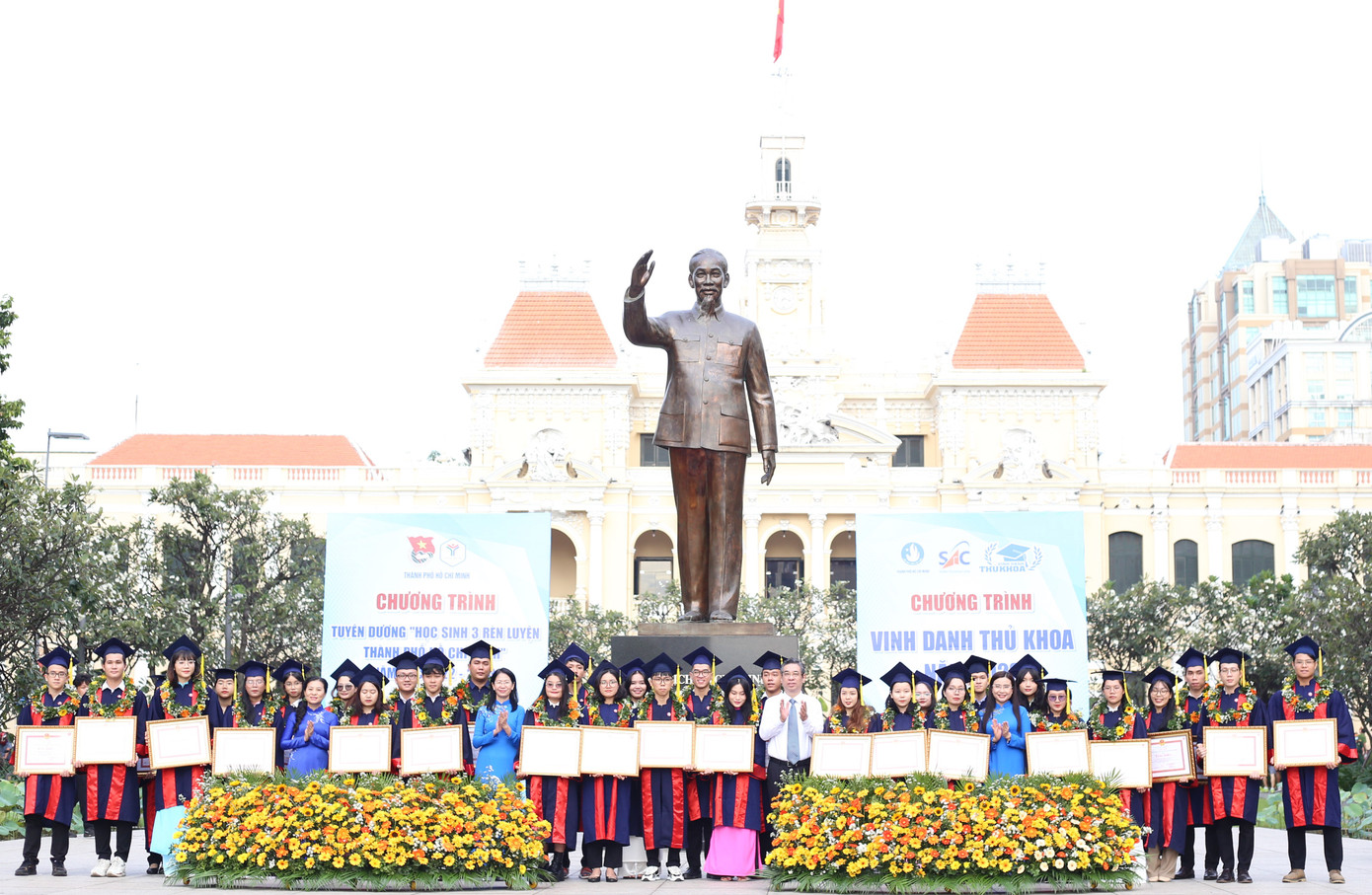 Lãnh đạo T.Ư Đoàn và TPHCM trao bằng khen tuyên dương các gương sinh viên tiêu biểu.