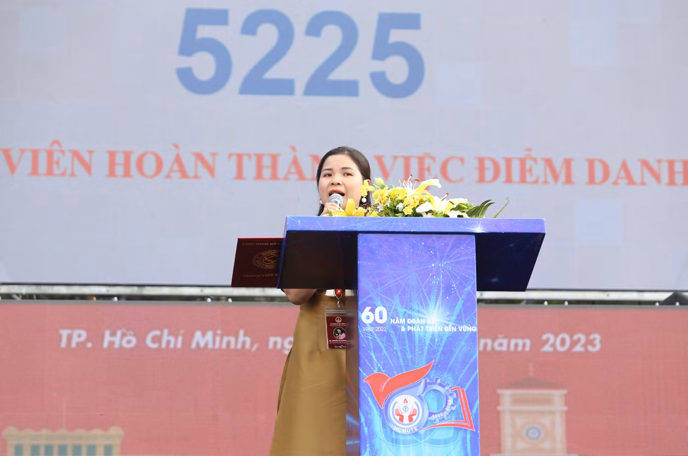Ghi nhận nỗ lực và sự cố gắng của đông đảo sinh viên, bà Nguyễn Thị Quỳnh Ngọc, Tổng Thư ký Tổ chức Kỷ lục Việt Nam (VietKings) cho rằng, màn đồng diễn đã truyền tải một thông điệp vô cùng tích cực về sự đoàn kết, sáng tạo và lòng yêu nước của các bạn trẻ. Đây cũng sẽ là một dấu mốc quan trọng trong lịch sử nhà trường, là niềm tự hào của các bạn sinh viên đã, đang học tại đây. "VietKings đã ghi nhận hơn 3.000 kỷ lục tại Việt Nam nhưng với các sự kiện xếp hình bản đồ Việt Nam và hát Quốc ca đã mang lại cho chúng tôi rất nhiều xúc cảm và trào dâng niềm tự hào" - bà Ngọc bày tỏ. Ghi nhận nỗ lực và sự cố gắng của đông đảo sinh viên, bà Nguyễn Thị Quỳnh Ngọc, Tổng Thư ký Tổ chức Kỷ lục Việt Nam (VietKings) cho rằng, màn đồng diễn đã truyền tải một thông điệp vô cùng tích cực về sự đoàn kết, sáng tạo và lòng yêu nước của các bạn trẻ. Đây cũng sẽ là một dấu mốc quan trọng trong lịch sử nhà trường, là niềm tự hào của các bạn sinh viên đã, đang học tại đây. "VietKings đã ghi nhận hơn 3.000 kỷ lục tại Việt Nam nhưng với các sự kiện xếp hình bản đồ Việt Nam và hát Quốc ca đã mang lại cho chúng tôi rất nhiều xúc cảm và trào dâng niềm tự hào" - bà Ngọc bày tỏ.