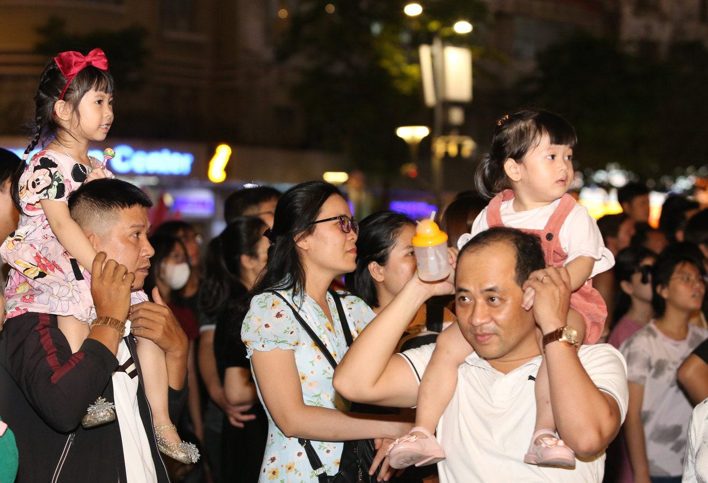 Tối 23/12, người dân TPHCM và du khách đổ về khu vực trung tâm thành phố để vui chơi, thư giãn trước thềm Giáng sinh. Tối 23/12, người dân TPHCM và du khách đổ về khu vực trung tâm thành phố để vui chơi, thư giãn trước thềm Giáng sinh.