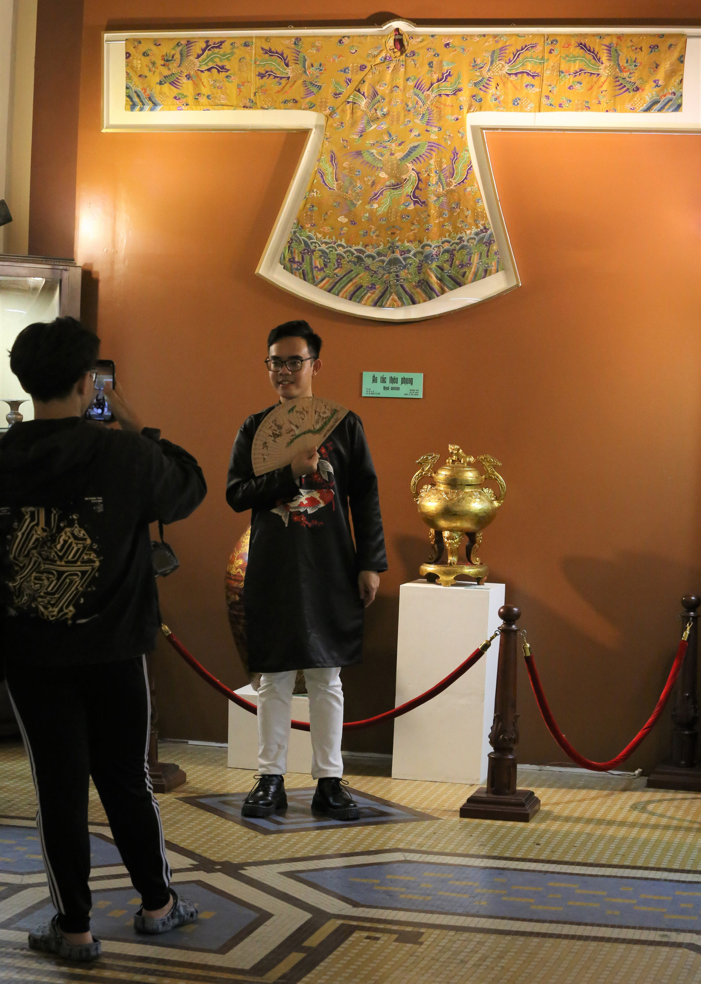 Bạn trẻ mặc áo dài cách tân check-in với cổ phục Việt.