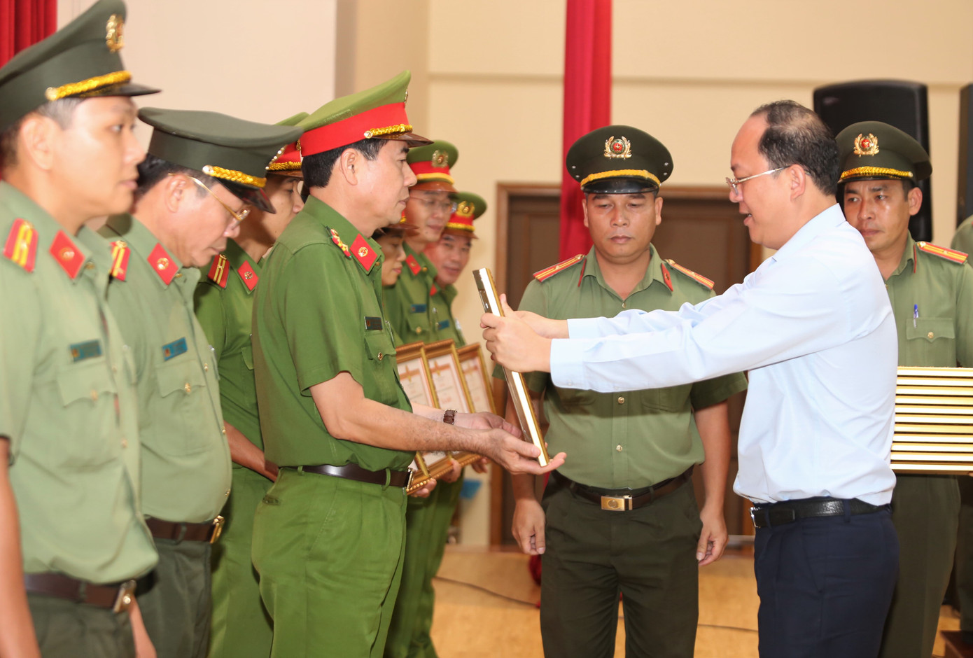 Phó Bí thư Thành ủy TPHCM Nguyễn Hồ Hải trao bằng khen UBND TPHCM cho các tập thể, cá nhân tiêu biểu trong thực hiện phong trào.
