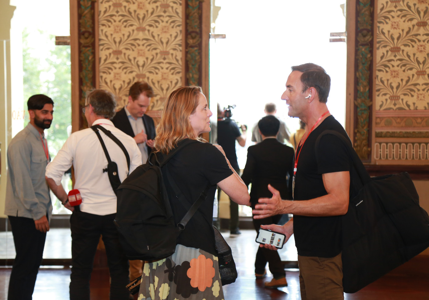 Cảnh quan bên trong tòa nhà cũng được chăm chút và bảo dưỡng kỹ lưỡng nhằm giữ được những nét đặc trưng quý giá của công trình. Trong ảnh: Bạn bè, báo chí quốc tế hào hứng tác nghiệp và chụp ảnh lưu niệm phía bên trong trụ sở.