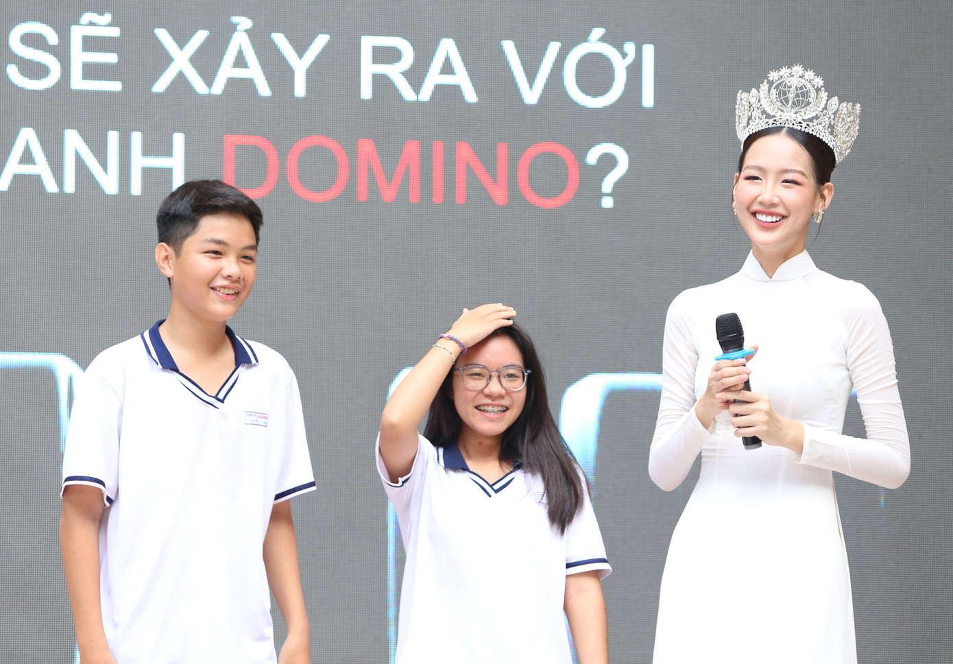 Trước đó, lấy hình ảnh những chiếc domino minh họa, Hoa hậu Bảo Ngọc đã chia sẻ với đông đảo học sinh của trường về những nguy cơ tiềm tàng đối với Trái đất cũng như hành động cần thiết của mỗi chúng ta để chung tay "cứu" lấy hành tinh xanh. Trước đó, lấy hình ảnh những chiếc domino minh họa, Hoa hậu Bảo Ngọc đã chia sẻ với đông đảo học sinh của trường về những nguy cơ tiềm tàng đối với Trái đất cũng như hành động cần thiết của mỗi chúng ta để chung tay "cứu" lấy hành tinh xanh.